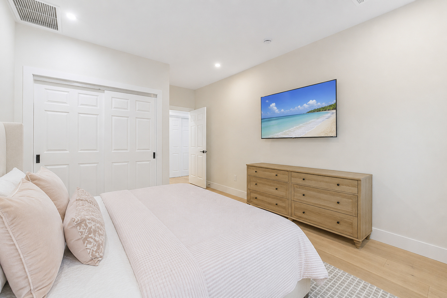 Hamptons, NY gallery image 98 of 99