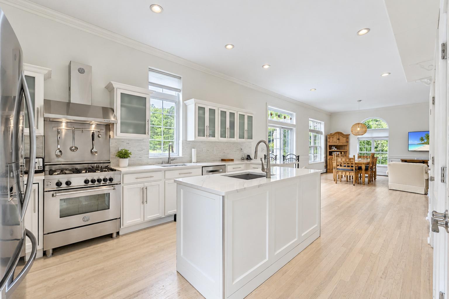 Hamptons, NY gallery image 27 of 99